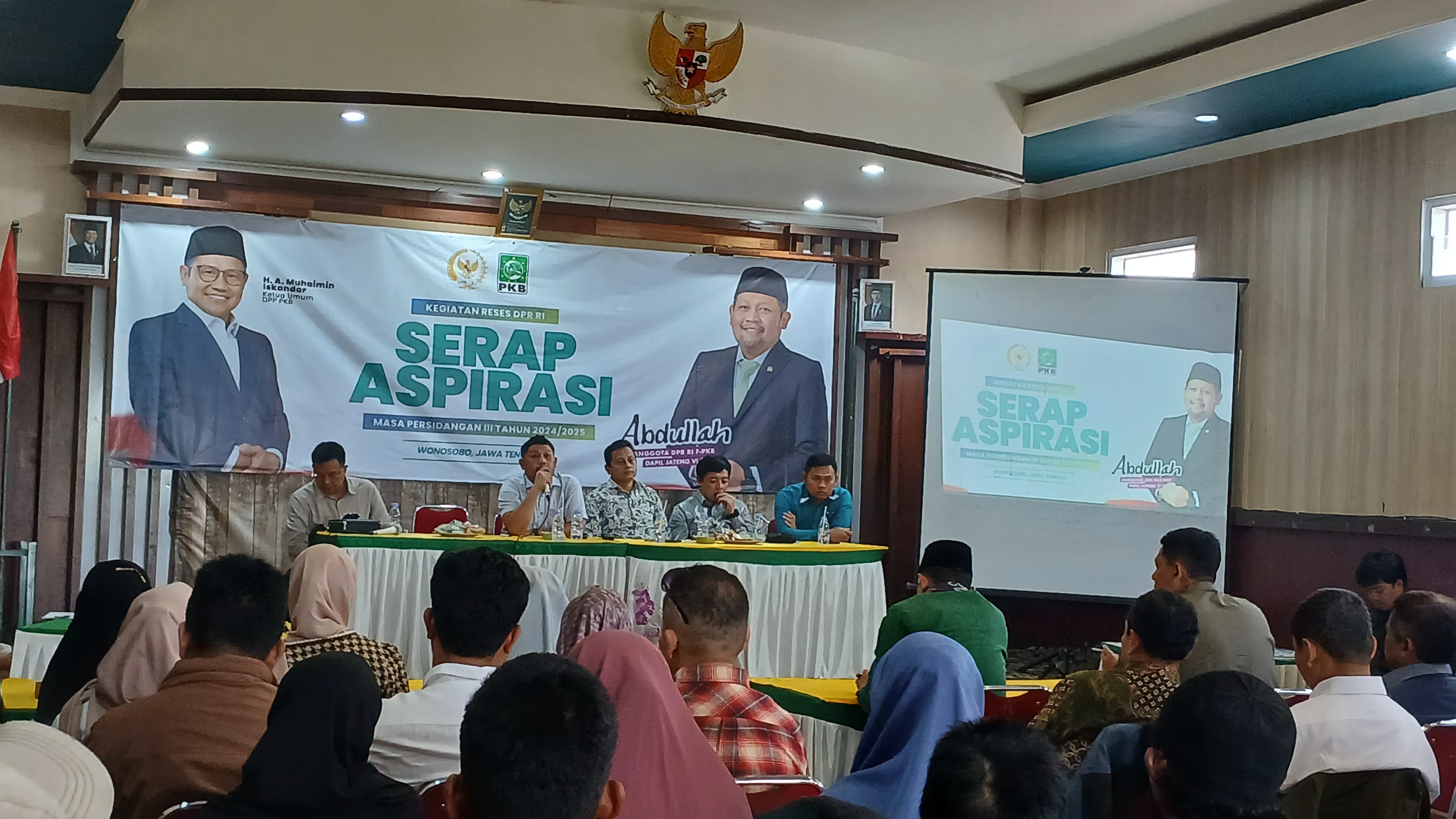 Anggota Komisi III DPR RI Abdullah ketika bertemu konstituen di Gedung MWC NU Kecamatan Wonosobo, Senin (9/6/2025).
