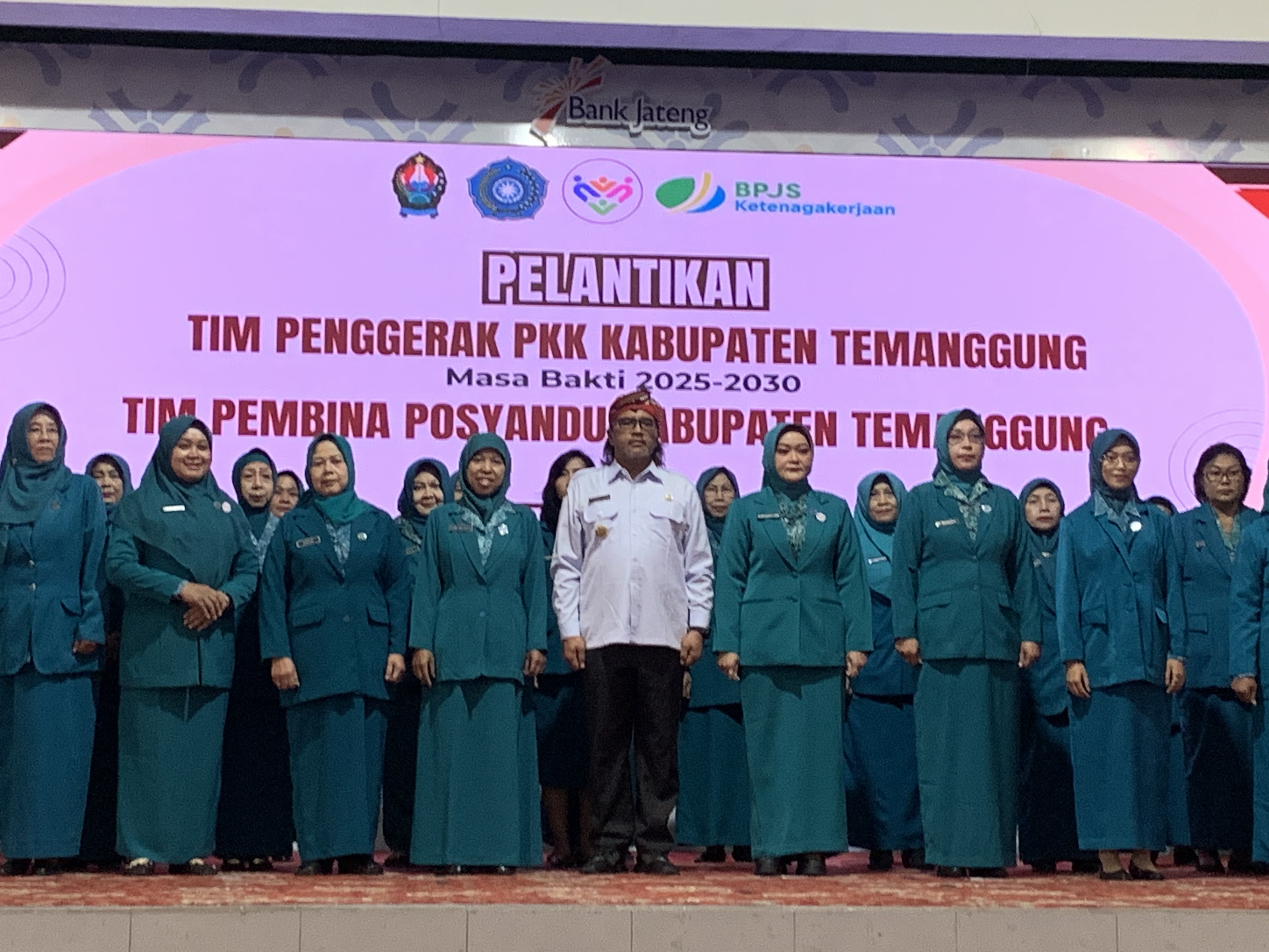 Usai dilantik tim penggerak PKK Kabupaten Temanggung masa bakti 2025-2030 foto bersama Bupati Agus Setyawan di gedung Graha Bhumi Phala, Rabu (11/6/2025).