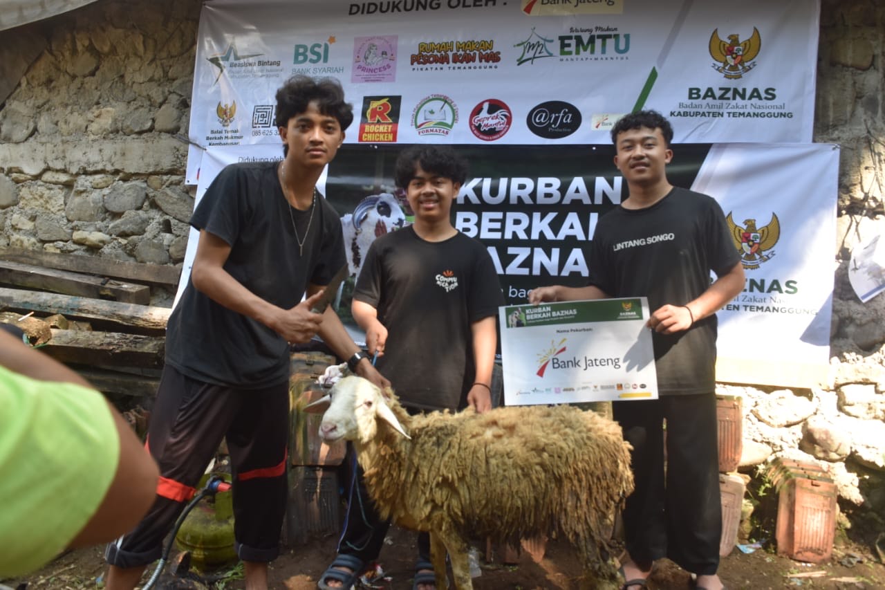 Penyaluran daging kurban kepada masyarakat oleh Baznas Temanggung.