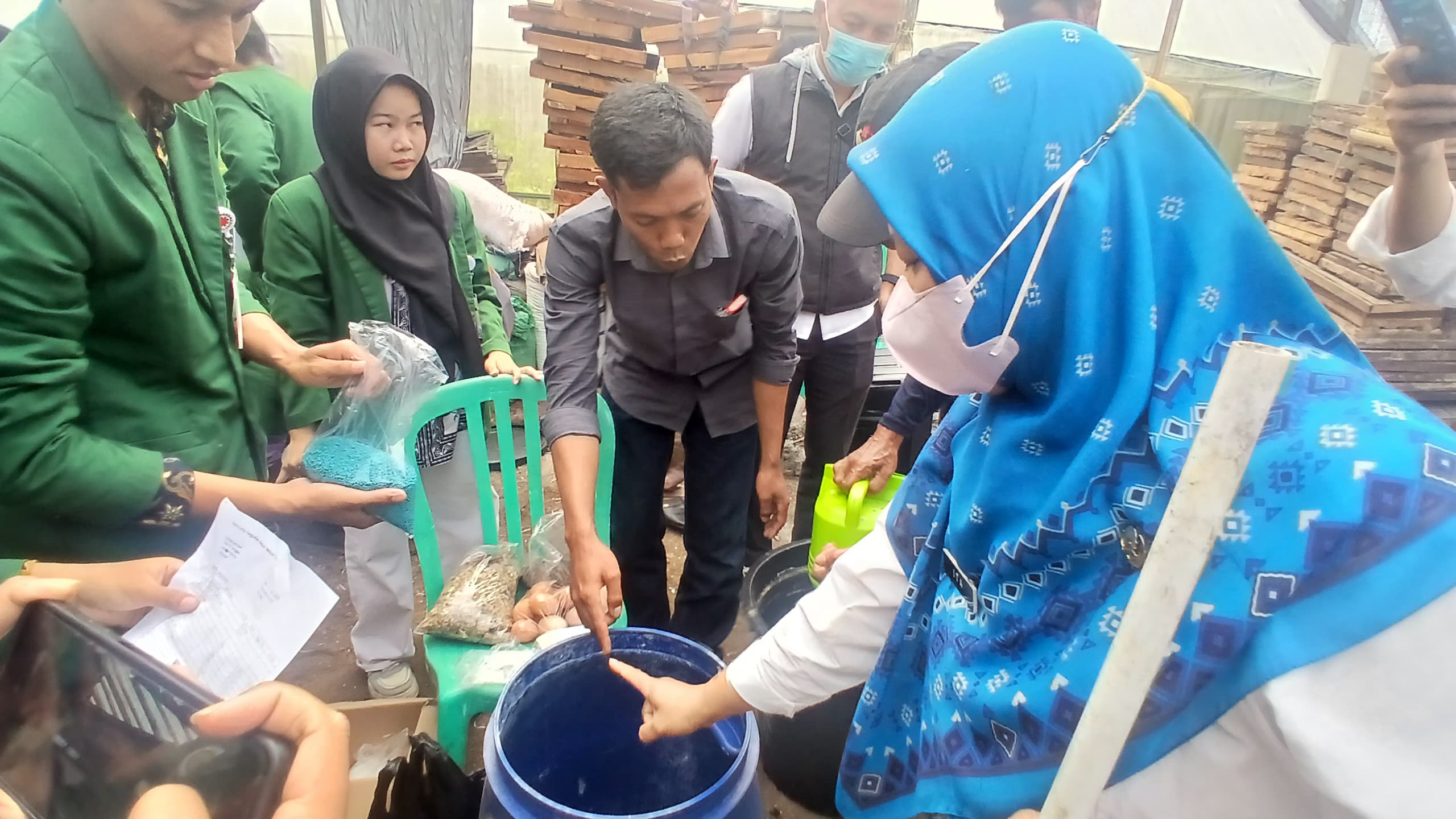 Pelatihan para penyuluh dan mahasiswa dalam uji coba pembuatan pupuk organik penutur tanah di Kebun Belajar Tani, Wonosobo, Rabu (11/6/2025).