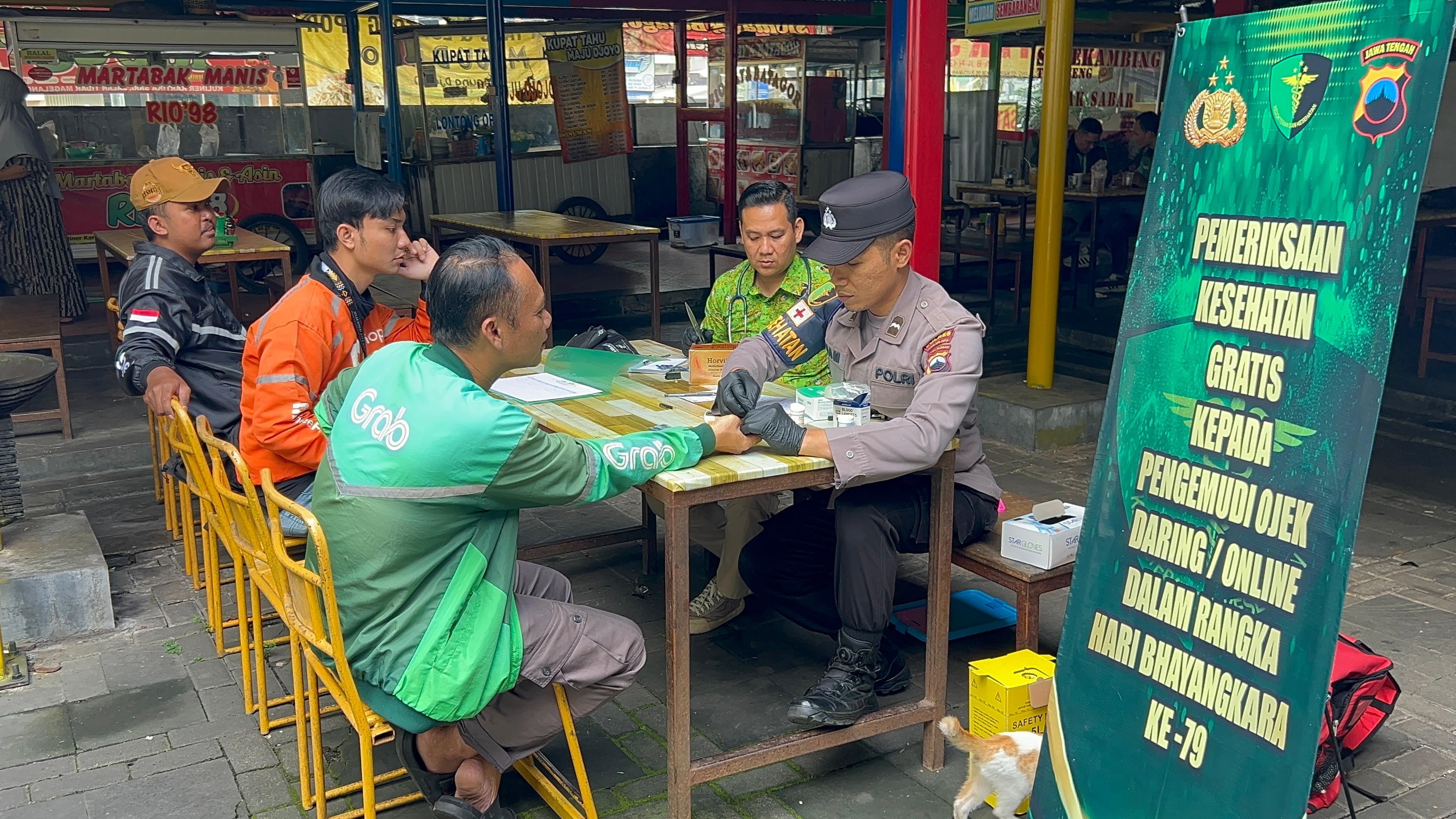 Si Dokkes Polres Magelang Kota melakukan pemeriksaan kesehatan gratis bagi para pengemudi ojol, Kamis (12/6/2025).
