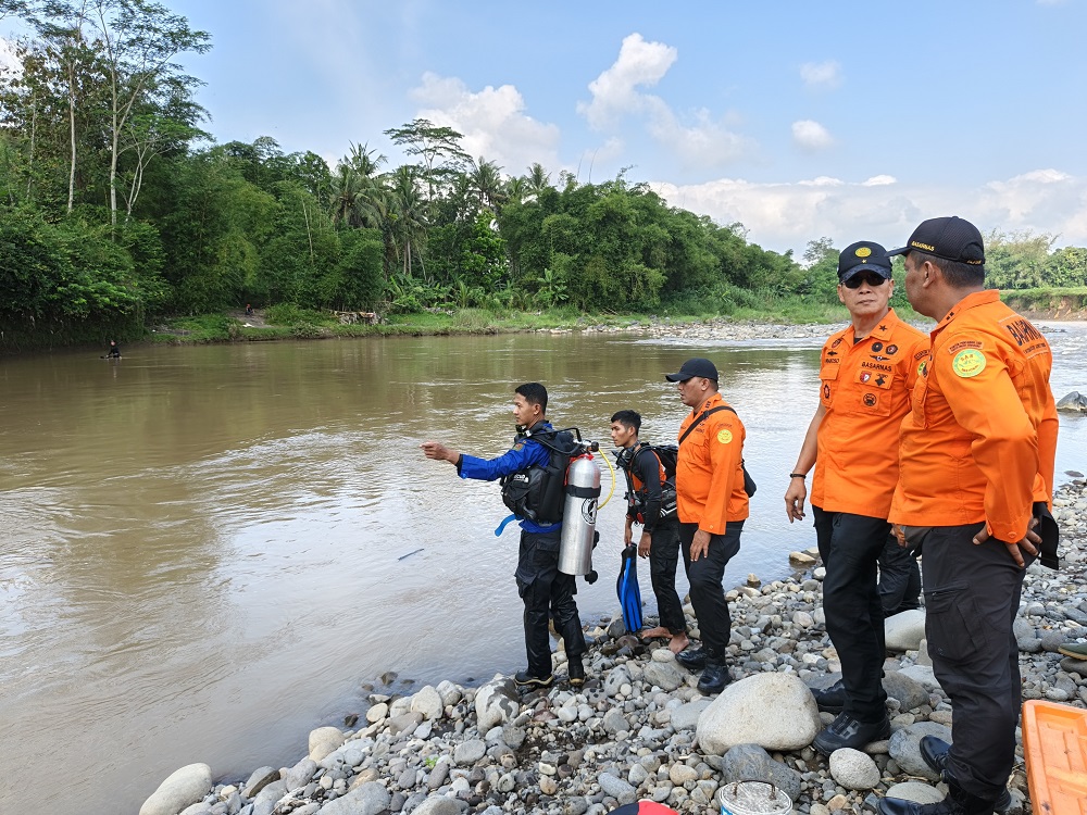 Tim gabungan Basarnas saat melakukan pencarian warga Kedungsari, Bandongan yang hanyut di Sungai Progo, Kamis (12/6/2025).