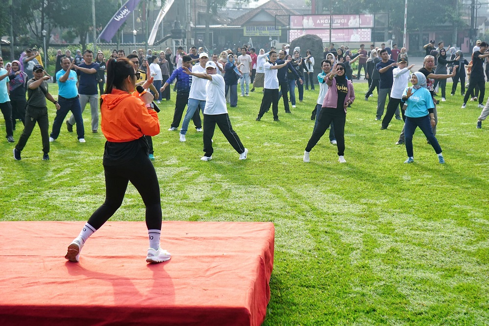 Ratusan Pegawai Negeri Sipil (PNS) di lingkungan Pemerintah Kabupaten Magelang mengikuti kegiatan senam sehat yang diselenggarakan oleh Bank Mandiri.