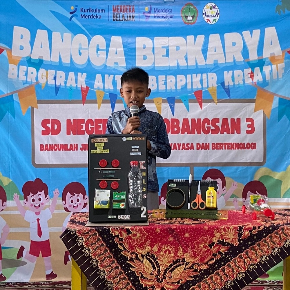 Raka siswa kelas II SDN Potrobangsan 3 mempresentasikan cara membuat mobil-mobilan sederhana.  &nbsp;