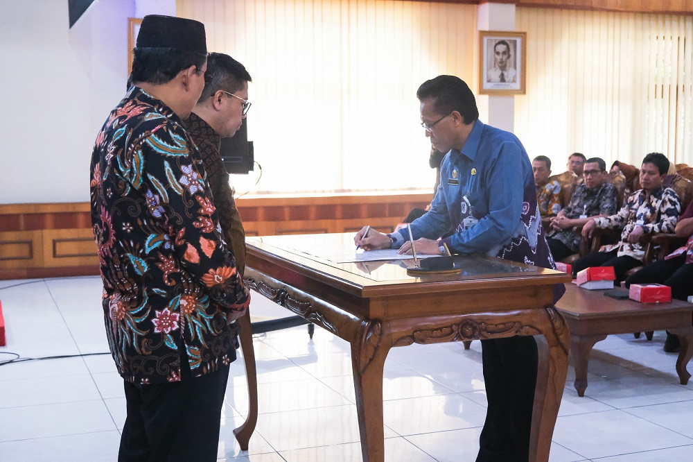 Inspektur Daerah Kota Magelang Larsita&nbsp;saat tanda tangan pakta integritas disaksikan Wali Kota Magelang Damar Prasetyono.  &nbsp;