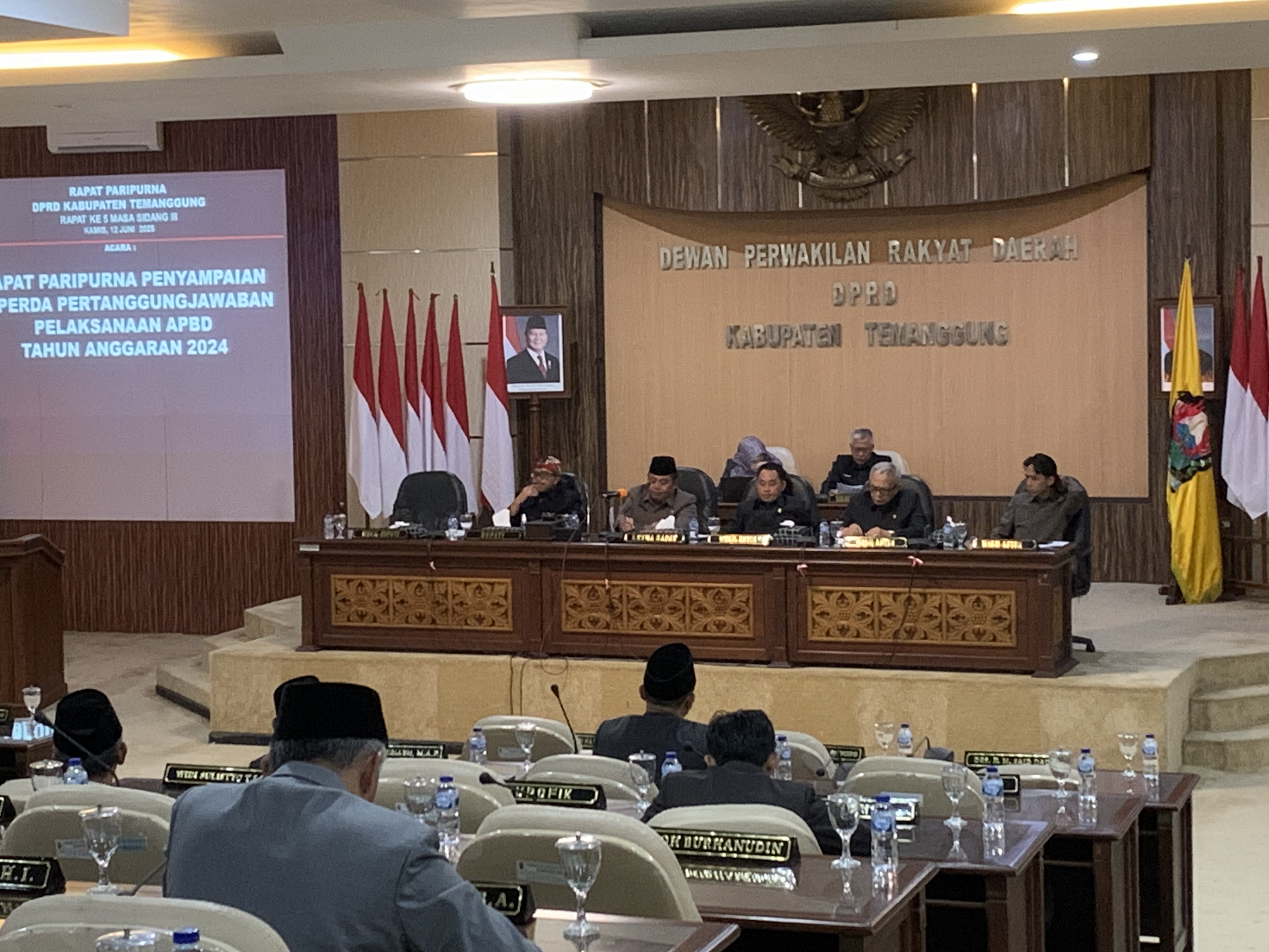 Rapat paripurna penyampaian Raperda Pertanggungjawaban Pelaksanaan APBD tahun 2024 di gedung DPRD Temanggung kemarin (12/6/2025).
