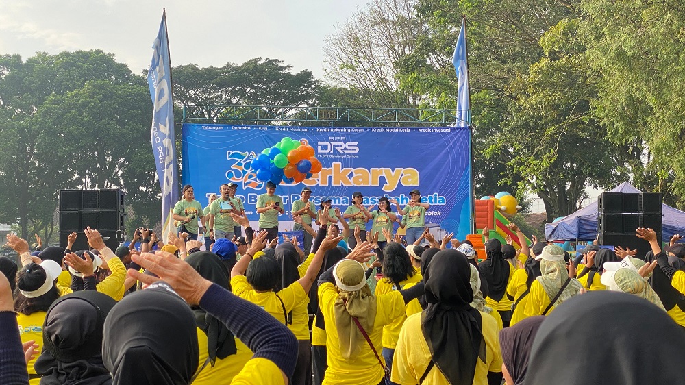 Para peserta antusias mengikuti senam bersama dalam rangka HUT ke-32 BPR DRS Magelang di Lapangan Rindam IV/Diponegoro, Minggu (15/6/2025).