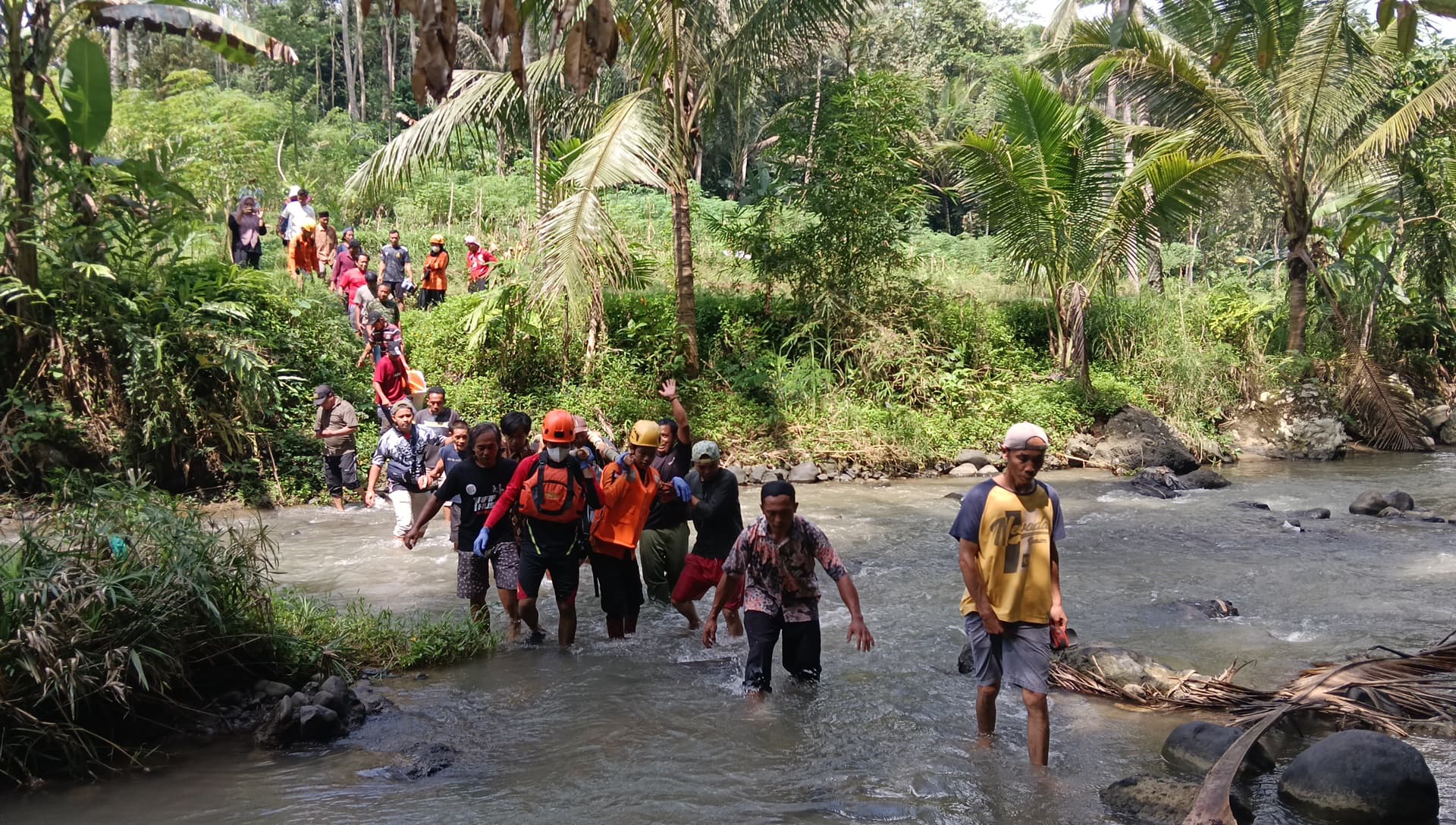 Jenazah salah satu dari 2 korban yang hanyut di sungai saat dievakuasi oleh tim gabungan, Minggu (15/6/2025).