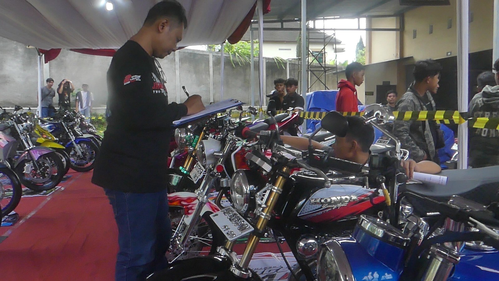 Kontes modifikasi motor jadul yang unik di Temanggung.