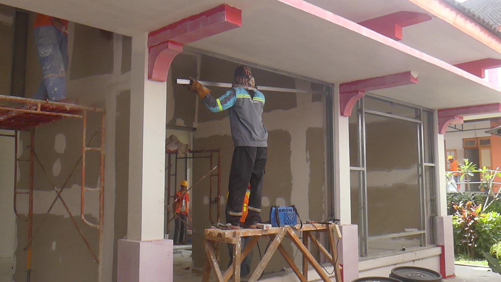 Pekerja bangunan melakukan renovasi gedung Sentra Terpadu Kartini Temanggung yang akan digunakan untuk sekolah rakyat.