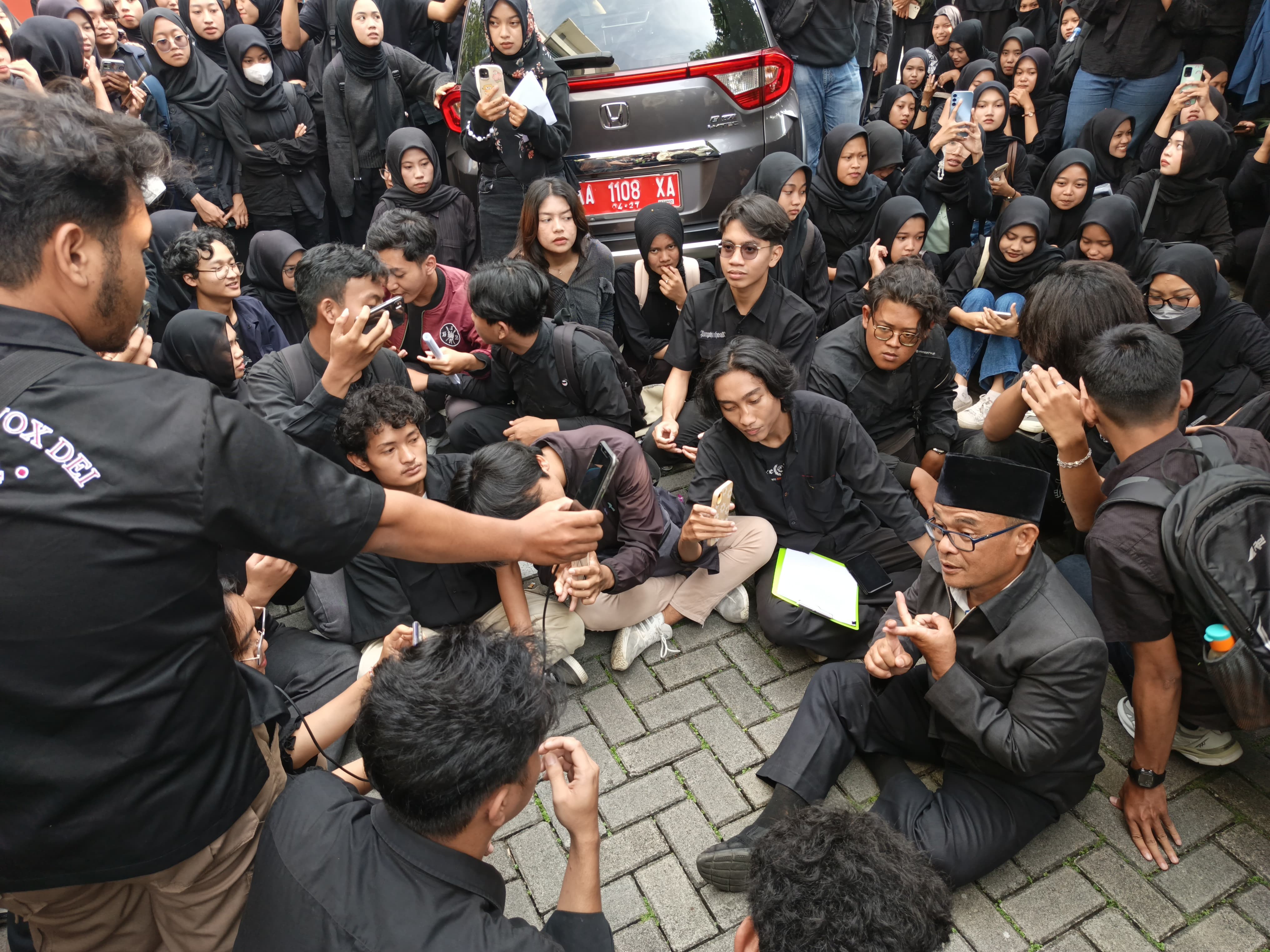 Rektor Untidar Magelang Prof Dr Sugiyarto berdialog dengan mahasiswa yang belum puas dengan hasil audiensi, Senin (16/6/2025).&nbsp;