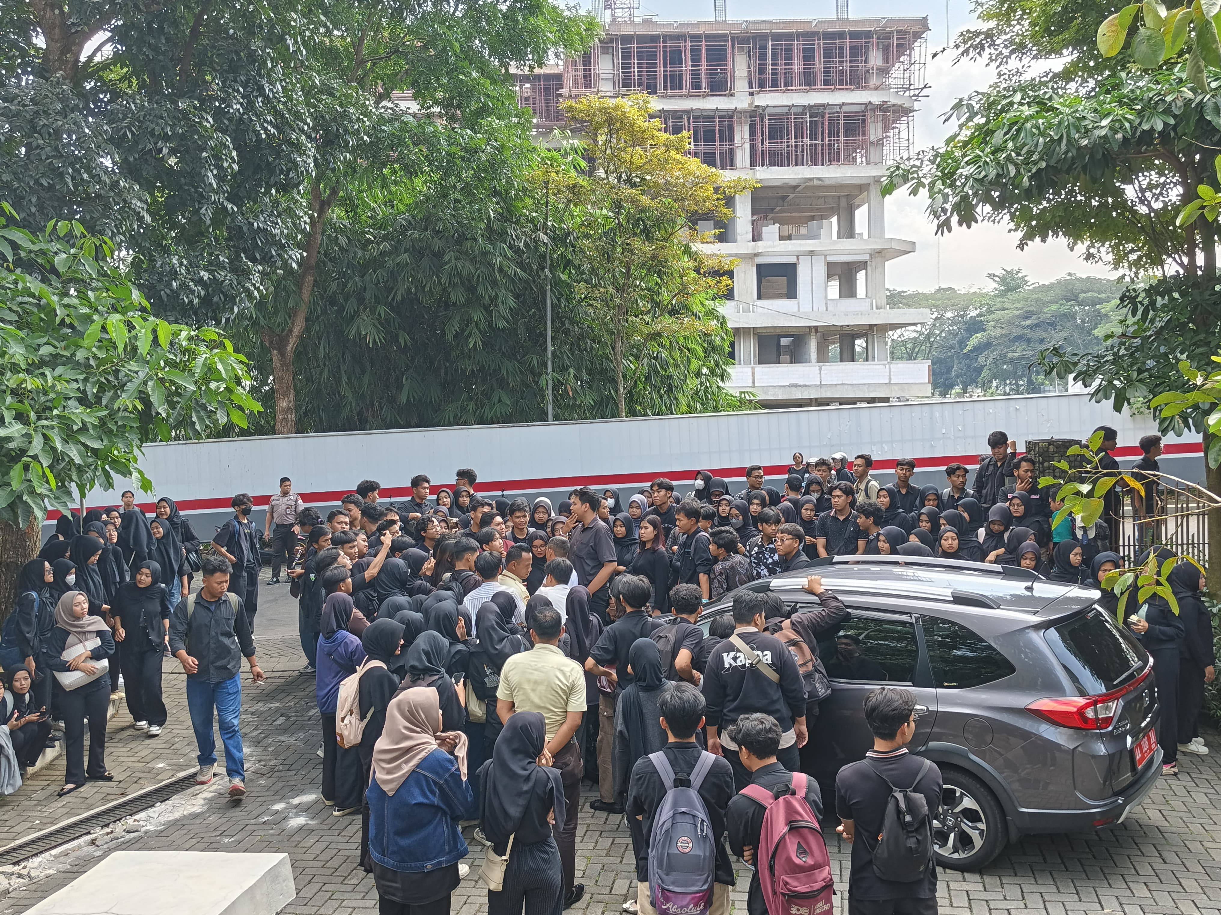 Para mahasiswa yang tidak puas langsung menghadang mobil rektor yang hendak keluar dari area kampus.