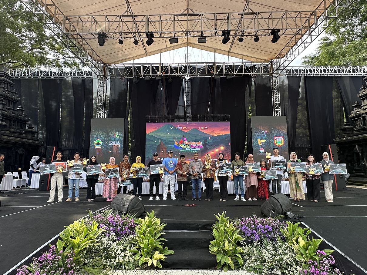 Para juara dalam ajang KaTa Kreatif dan Wonosobo Night Fashion Carnival (WNFC) 2025.