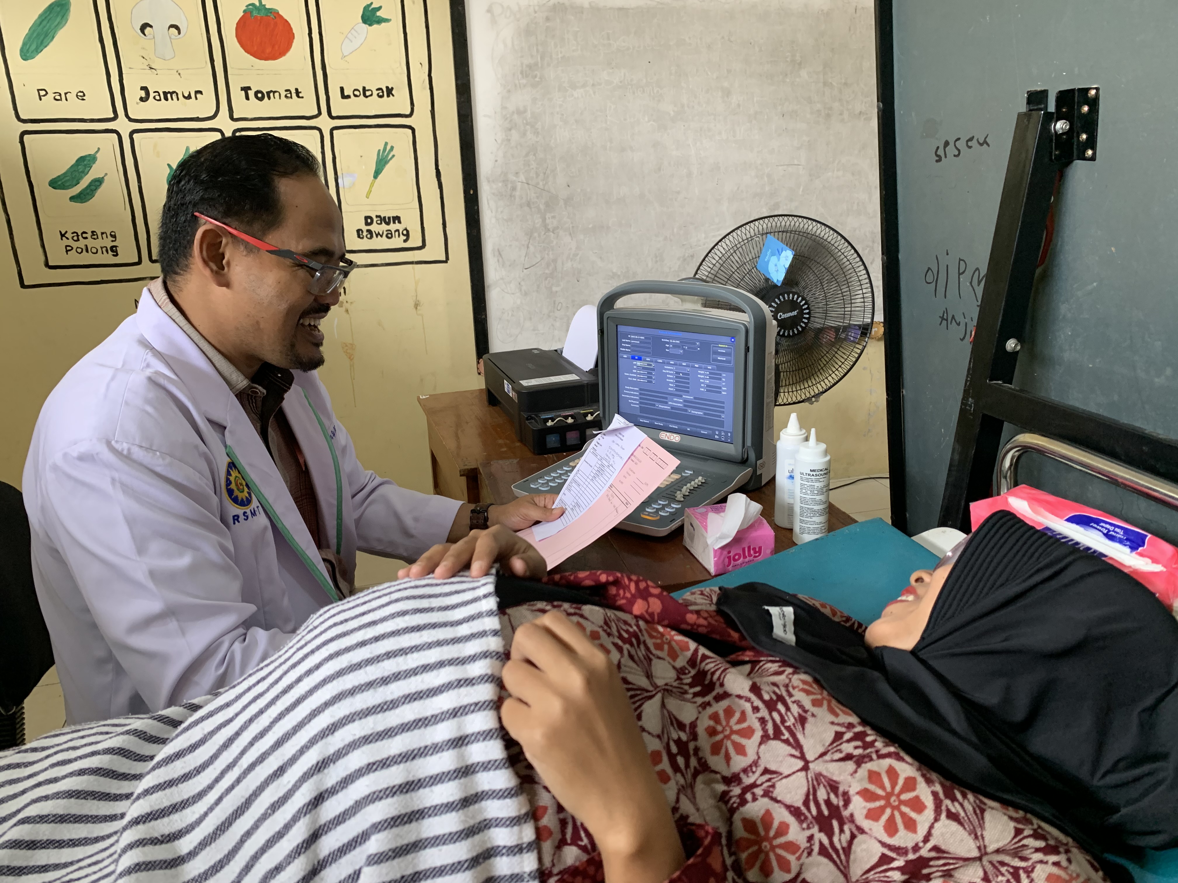 Dokter spesialis kandungan dari RS PKU Muhammadiyah Temanggung memeriksa pasien dalam program Spelling di Desa Malangsari, Kecamatan Bulu, Temanggung, Selasa (17/6/2025).