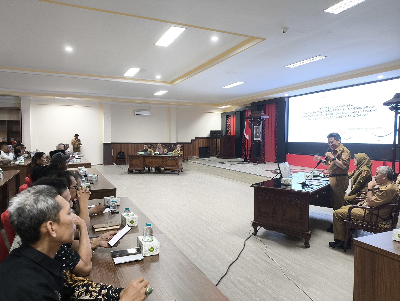 Bupati Afif Nurhidayat didampingi Sekda One Andang dan Plt Kepala Disdagkop UKM Kristiana Dewi memberikan penjelasan Perda 11 Tahun 2023 kepada perwakilan pedagang.