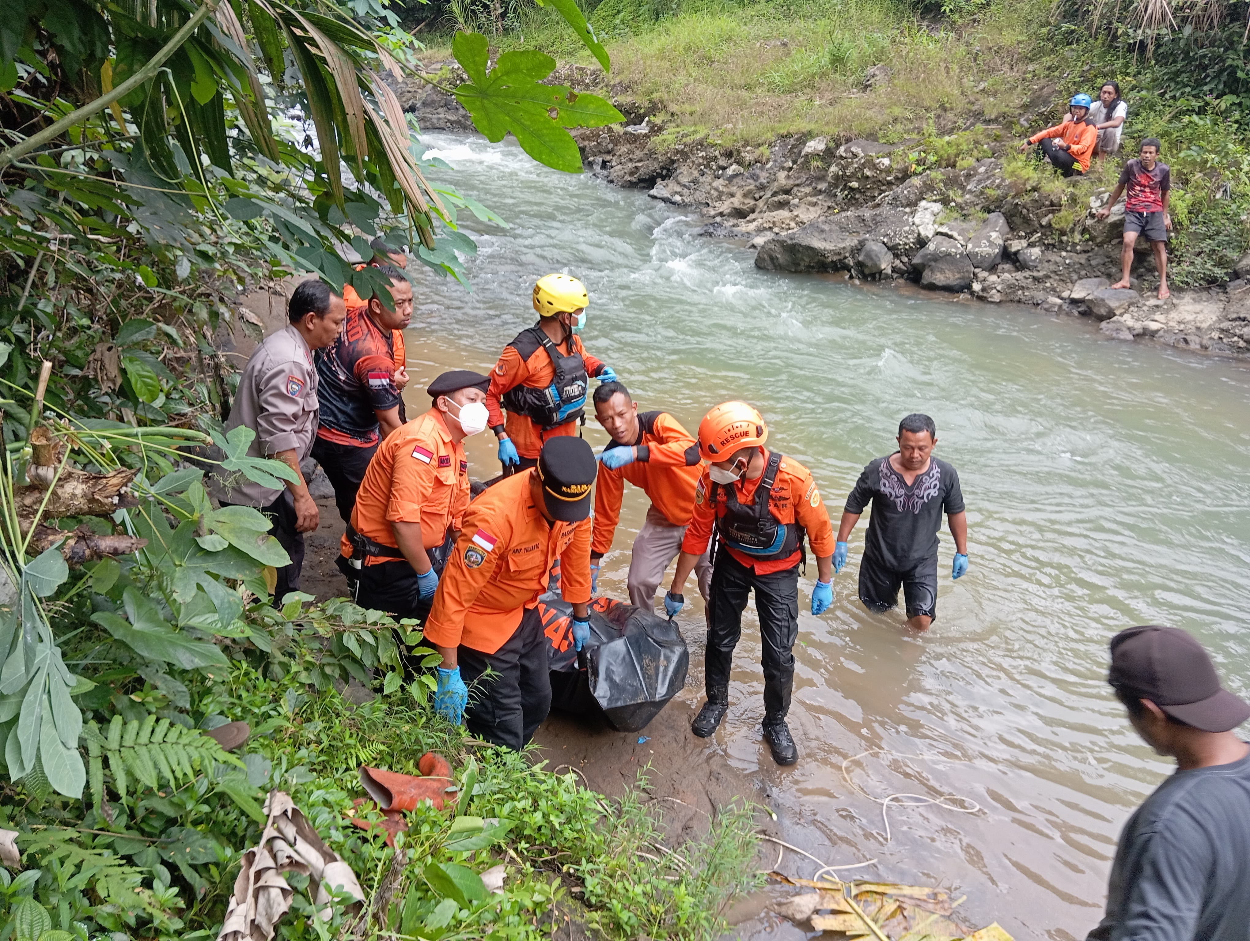 Setelah tiga hari pencarian, korban bernama Tutur alias Miskam berhasil ditemukan di aliran sungai wilayah Wadas Pecah, Dusun Sirebut, Desa Kauman.
