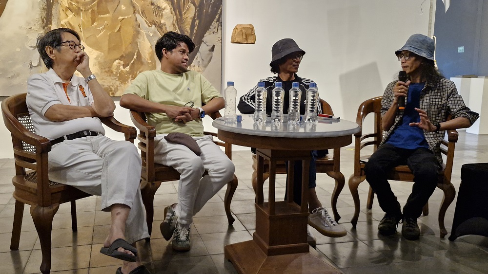 Dokter Oei Hong Djien (kiri) saat memberikan keterangan pers  pameran karya seniman Sakato Art Community di Museum OHD Kota Magelang.