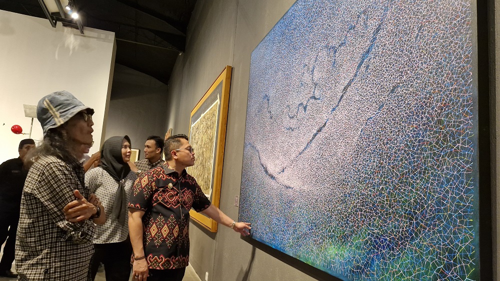 Wali Kota Magelang Damar Prasetyono melihat-lihat karya dari seniman Sakato Art Community yang berpameran di Museum OHD Kota Magelang, Rabu (18/5/2025).