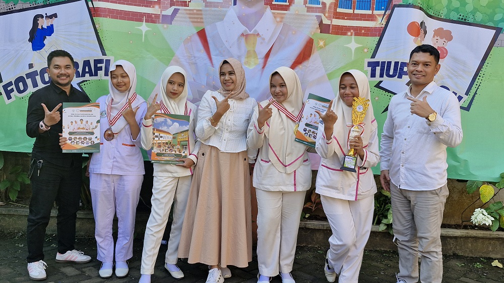 Kepala SMK Citra Medika Kota Magelang Veronica Rani menyerahkan hadiah bagi pemenang lomba startup kewirausahaan, Rabu (18/5/2025).