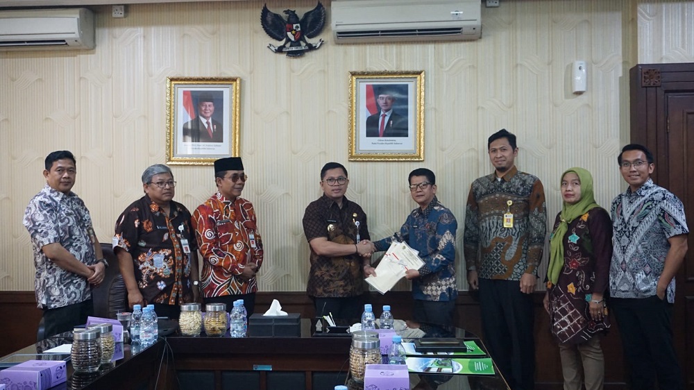 Kantor Pertanahan Kota Magelang serahkan sertifikat elektronik jalan lingkungan yang merupakan aset milik Pemerintah Kota Magelang, Kamis (19/6/2025).
