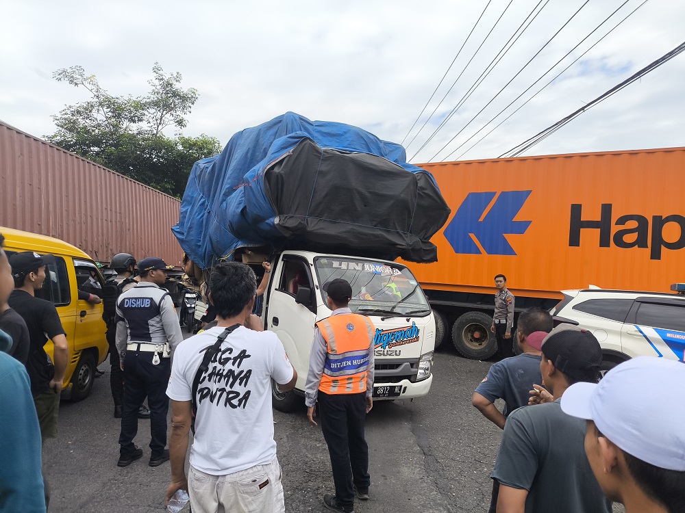 Sejumlah truk yang dipaksa berhenti di depan Terminal Mendolo Wonosobo untuk aksi demonstrasi membuat jalanan macet.