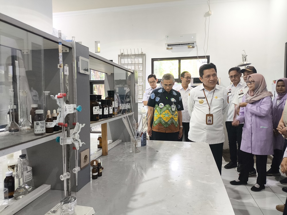 Bupati Wonosobo Afif Nurhidayat meninjau labolatorium uji kualitas air di kantor Dinas Lingkungan Hidup (DLH) Kabupaten Wonosobo.