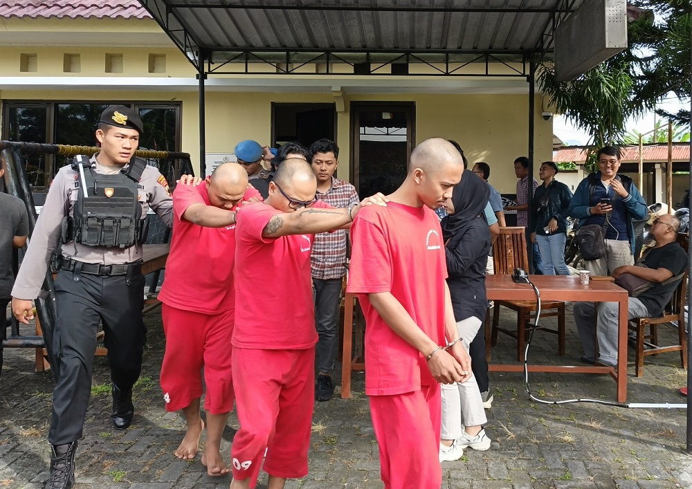 Pengedar sabu dan pil Yarindo saat digelandang petugas Satres Narkoba Polresta Magelang, Kamis (19/6/2025).
