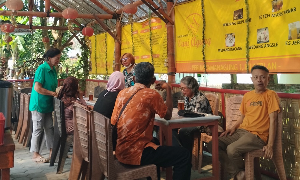 Korban yang mayoritas orang tua tampak sedang berdiskusi mengenai nasib uang mereka usai ditipu investasi bodong WPONE.