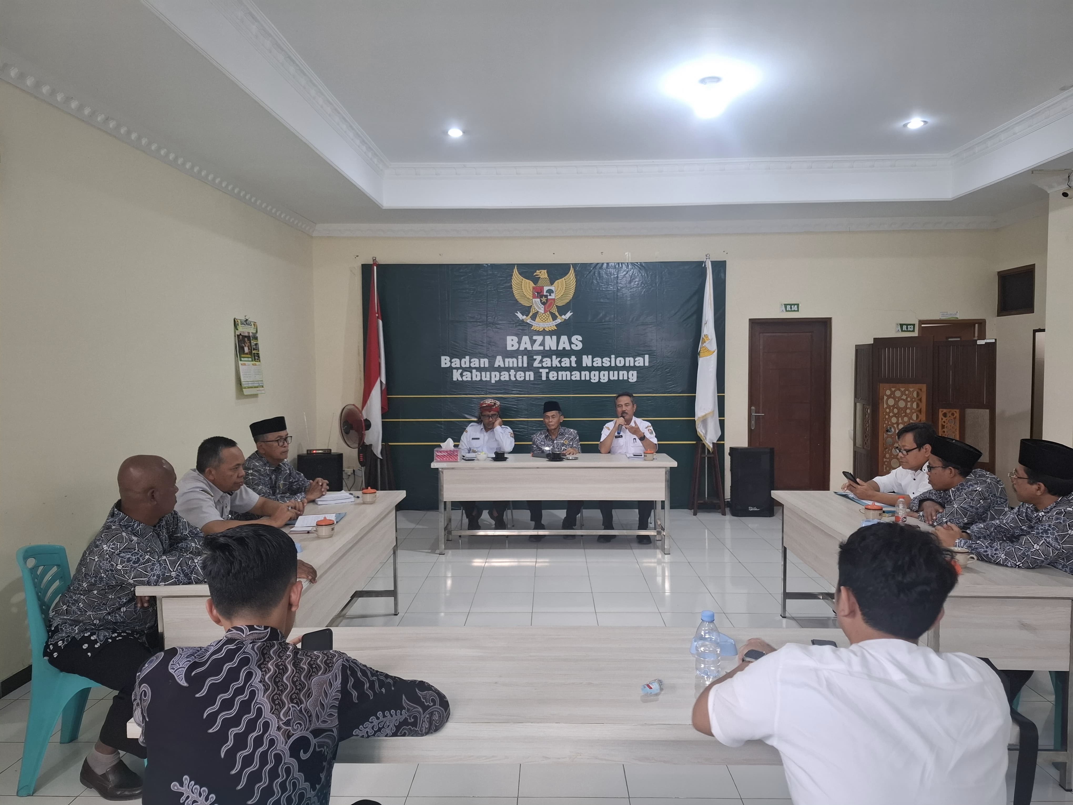 Ketua Baznas Temanggung Mansur Asnawi (tengah) beroordinasi dengan Bupati Agus Setyawan (kiri) mengenai rumah singgah.