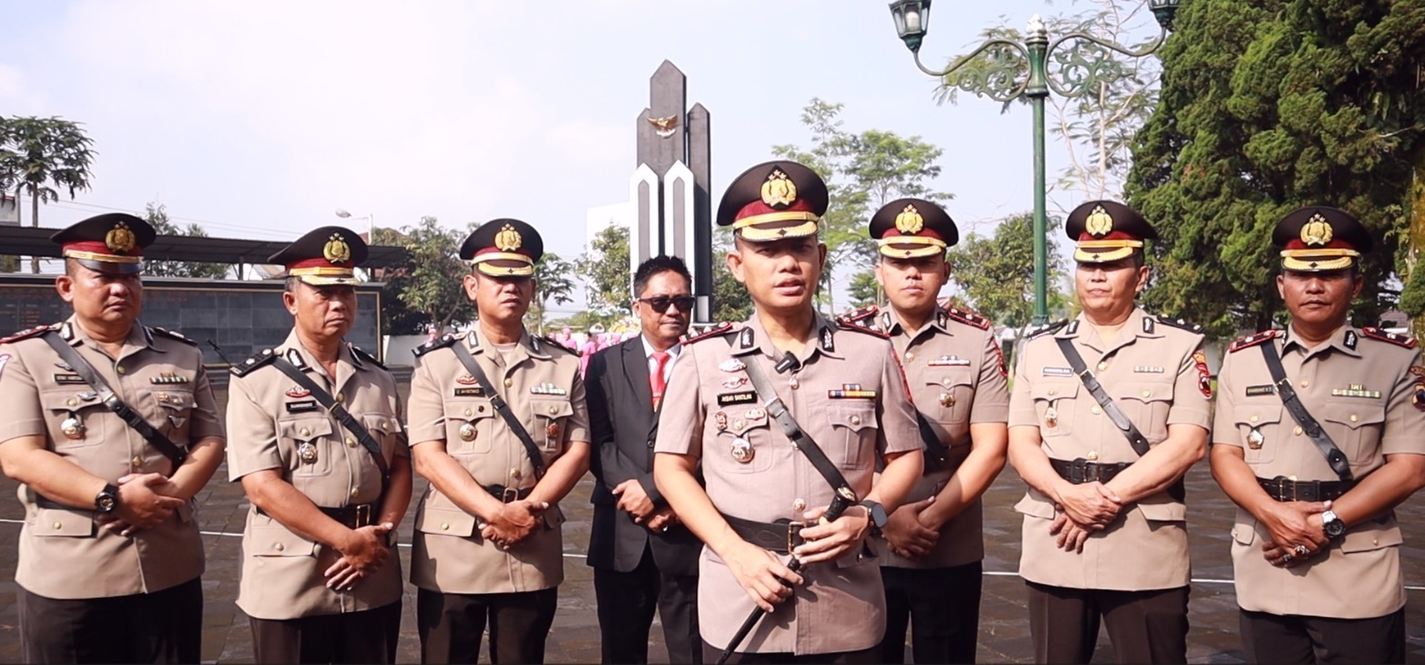 Kapolres Wonosobo AKBP M. Kasim Akbar Bantilan bersama jajarannya usai tabur bunga di Taman Makam Pahlawan Wiropati, Senin (23/6/2025).