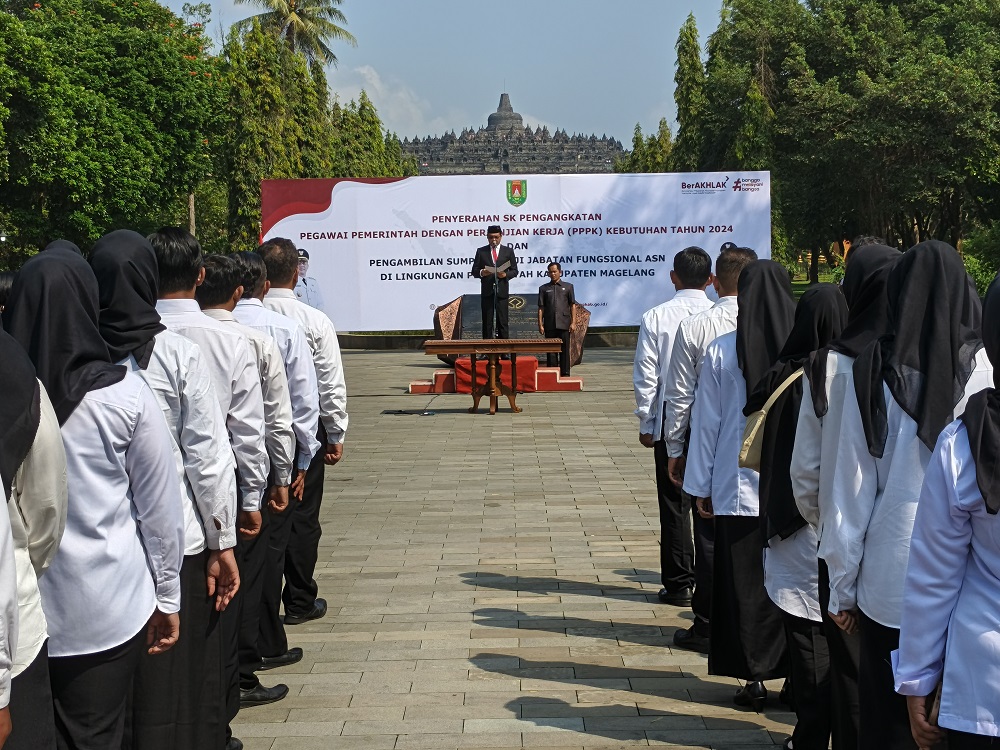 Bupati Magelang Grengseng Pamuji saat melantik PPPK dan PNS di kawasan Marga Utama Candi Borobudur, Selasa (24/6/2025).