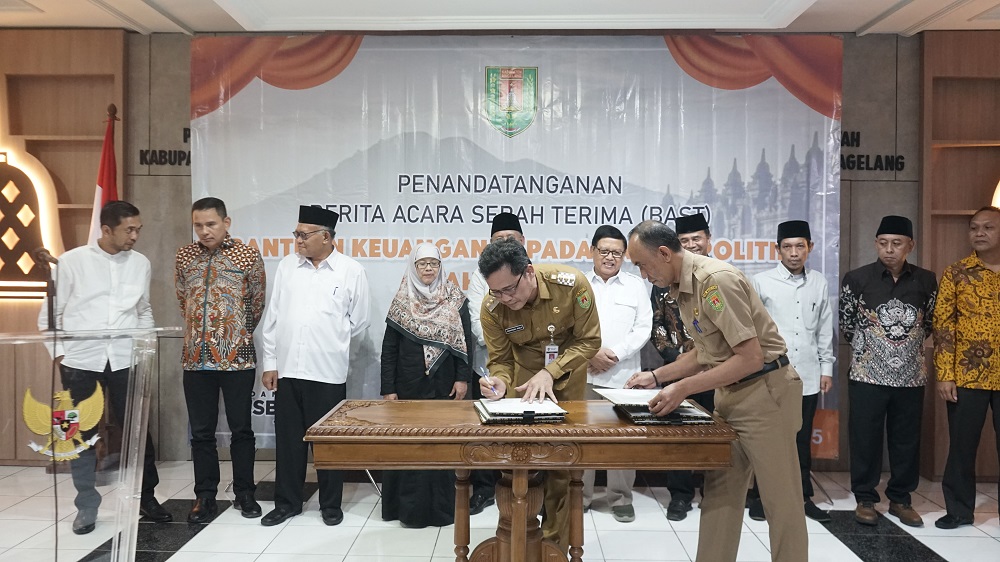 Penandatanganan berita acara serah terima bantuan parpol oleh Bupati Magelang, Grengseng Pamuji.