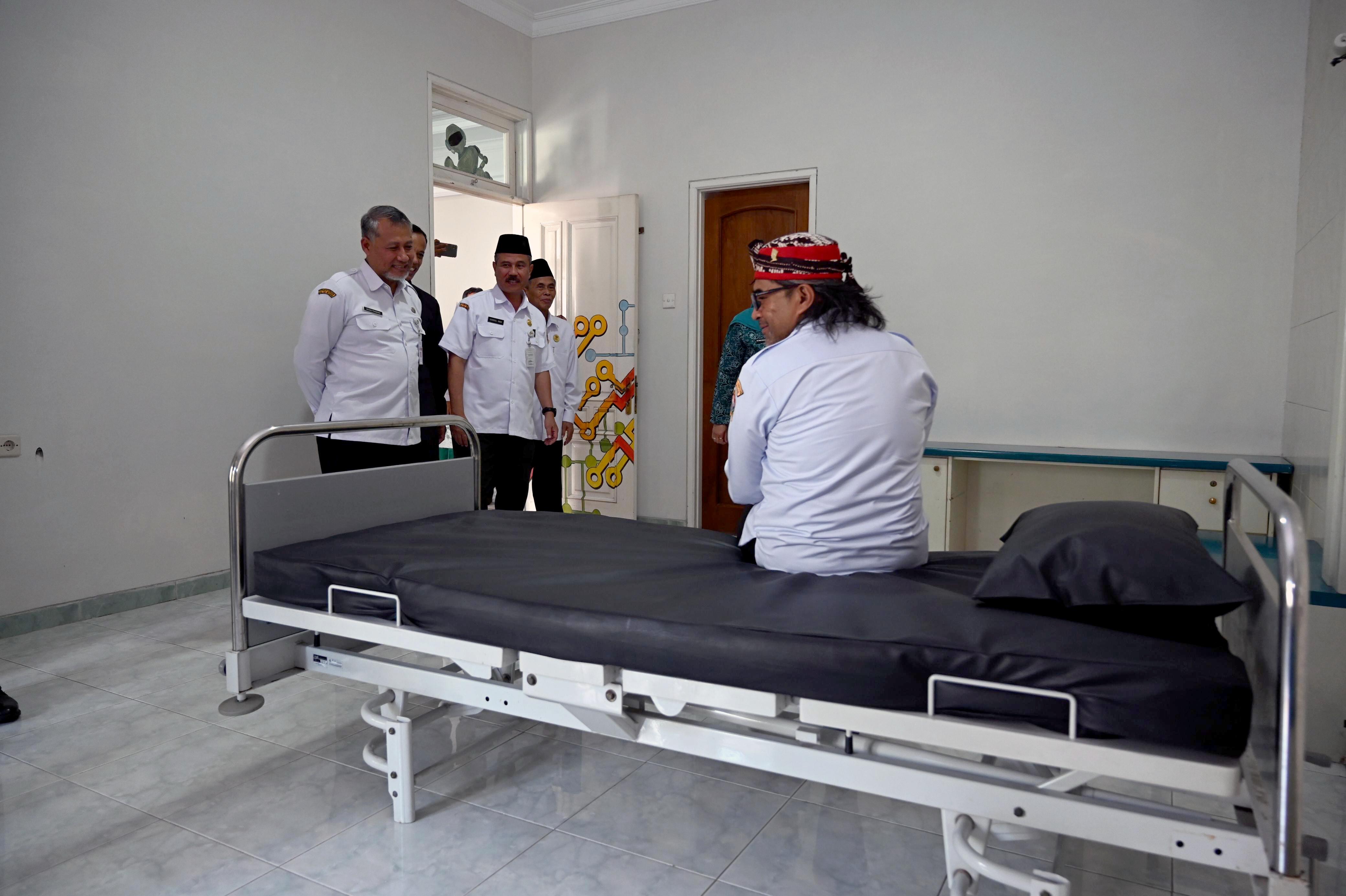 Bupati Temanggung Agus Setiawan mencoba tempat tidur di rumah singgah di Jogja disaksikan Sekda Hary Agung Prabowo dan jajaran Baznas Temanggung, Rabu (25/6/2025).