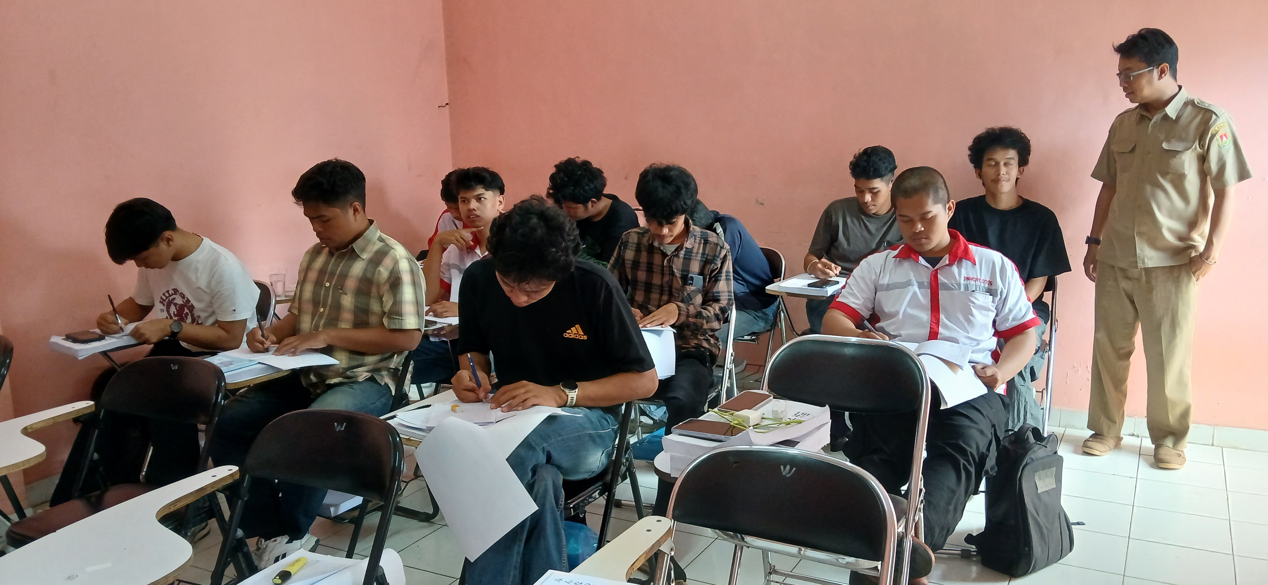 Peserta kegiatan pelatihan pra-magang Jepang tengah mengikuti kelas bahasa Jepang di BLK Kabupaten Magelang.