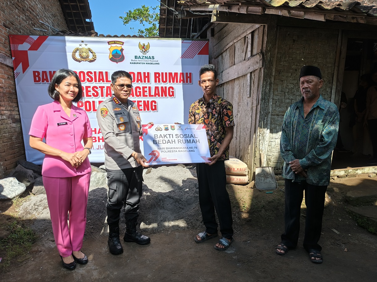 Kapolresta Magelang Kombes Pol Herbin didampingi istri memberikan simbolis bantuan paket bedah rumah, sekaligus meninjau lokasi yang sedang direnovasi, Kamis (26/6/2025).