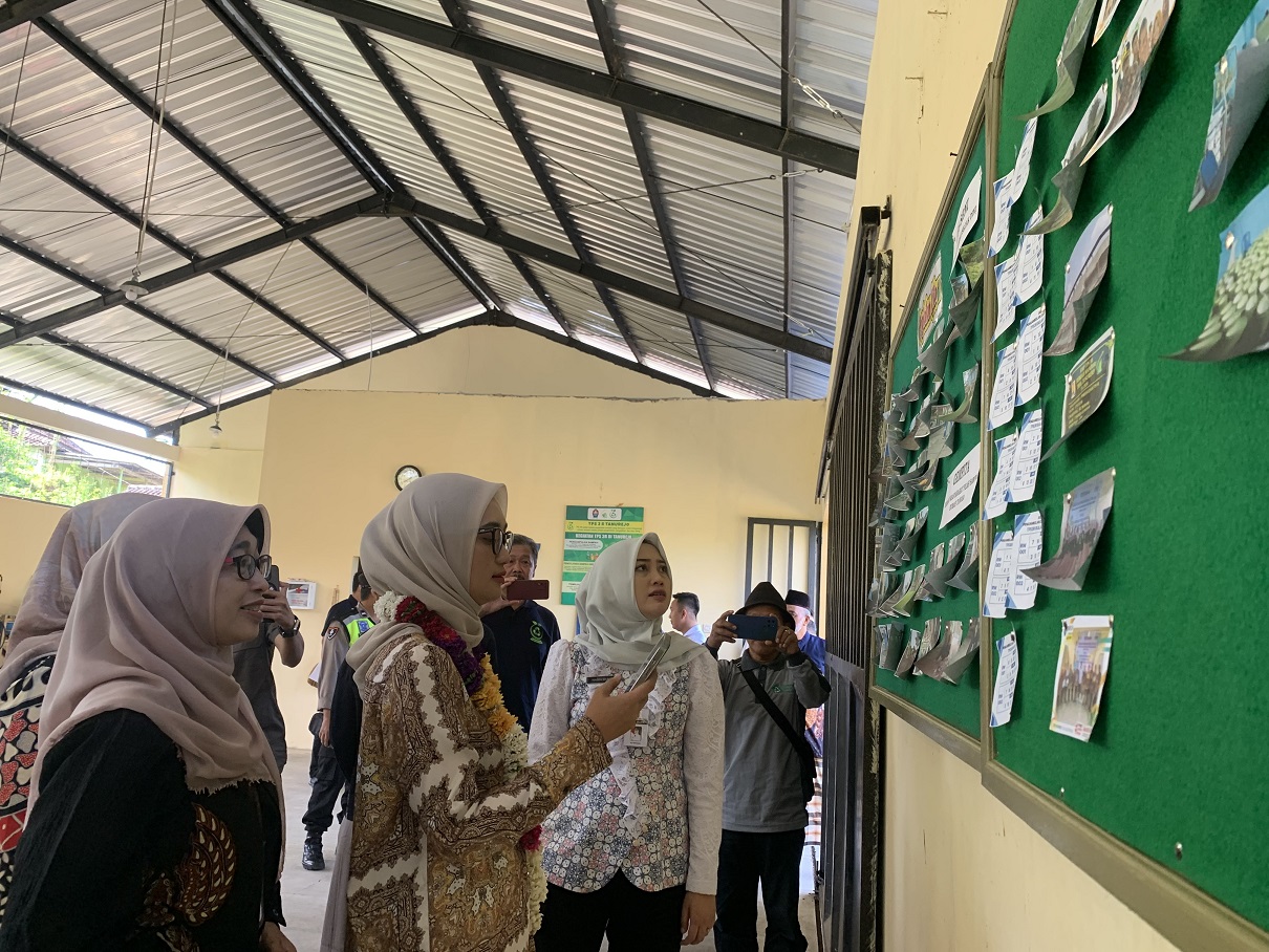Wabup Temanggung Nadia Muna saat mendampingi Wagub Lampung Jihan Nurlela di TPS3R Desa Tanurejo, Bansari, Kamis (26/6/2025).