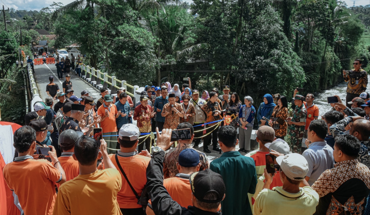 Peresmian Jembatan Sojokerto yang menghubungkan Desa Sojokerto Leksono dengan Desa Gunungtawang Selomerto yang selesai direhabilitasi, Kamis (26/6/2025).