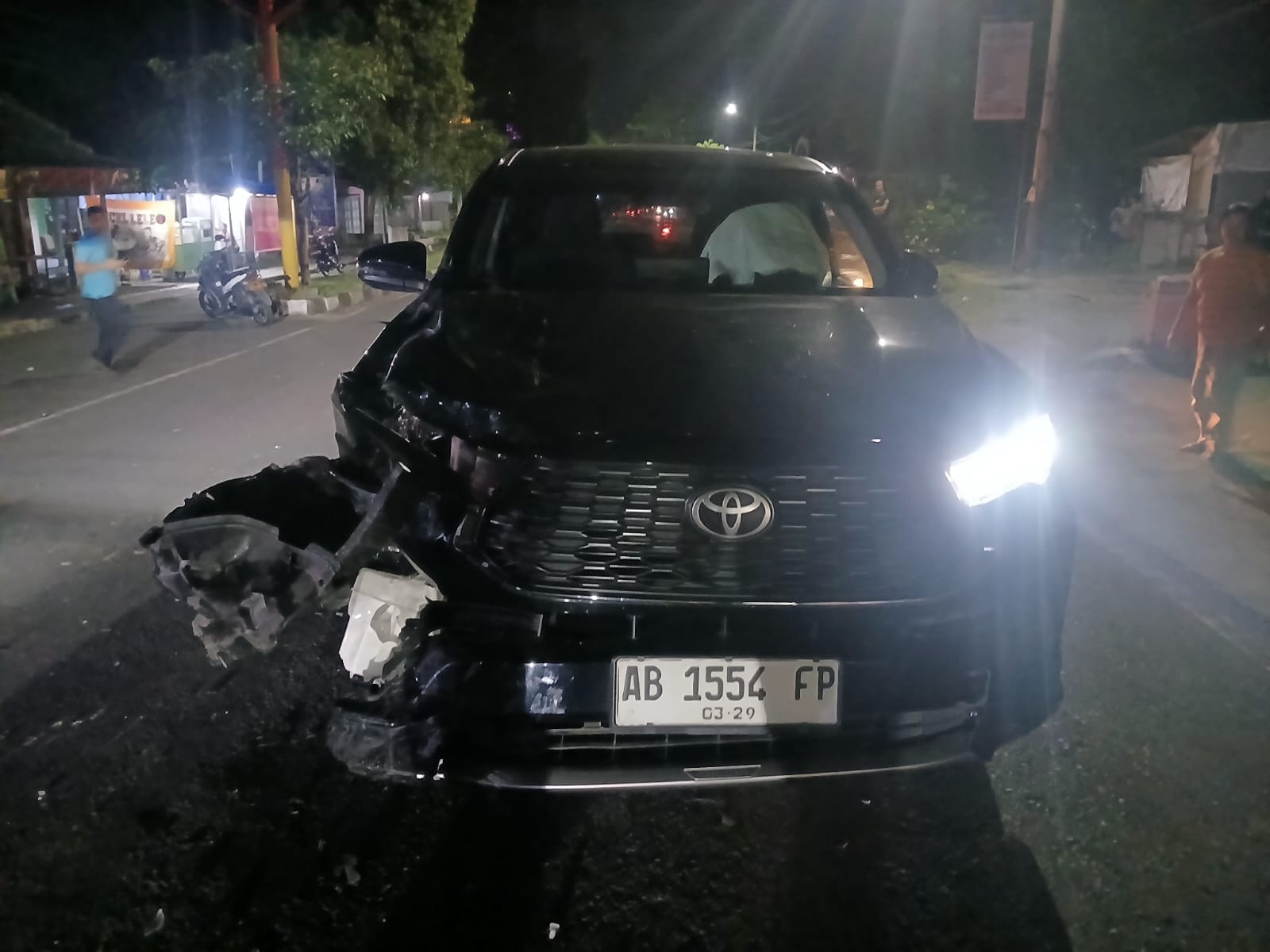 Mobil Toyota Innova mengalami rusak pada bodi depan setelah ditabrak sepeda motor Honda Beat, Kamis (26/6) malam di Blondo.