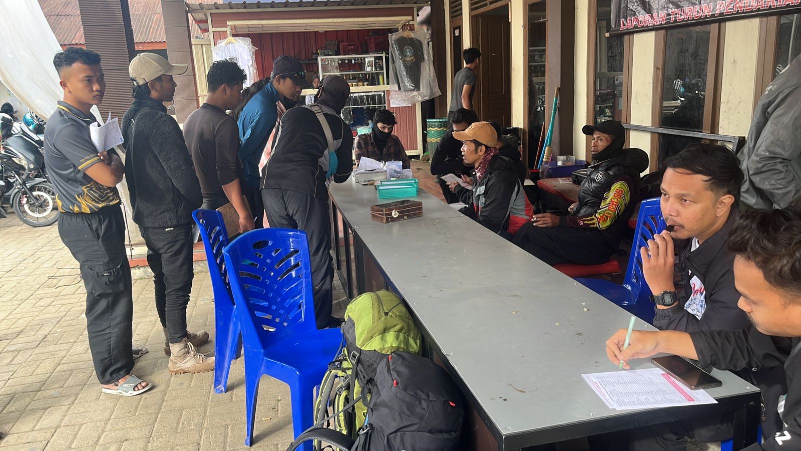 Petugas basecamp saat membantu pendaki melakukan registrasi sebelum melakukan pendakian ke Gunung Sindoro.