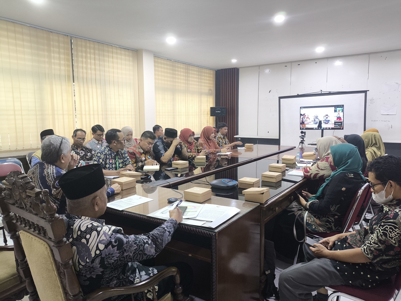 Sekda Wonosobo One Andang Wardoyo memimpin rapat bersama stake holder mengenai pengentasan anak tidak sekolah di Wonosobo.