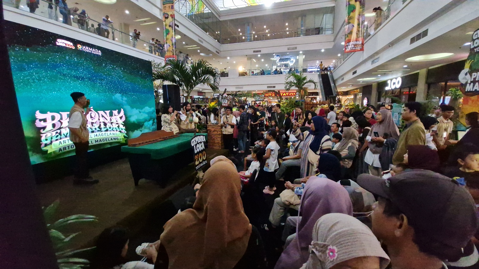 Pengunjung Pesona Gembira Loka di Artos Mall Magelang membeludak.&nbsp;