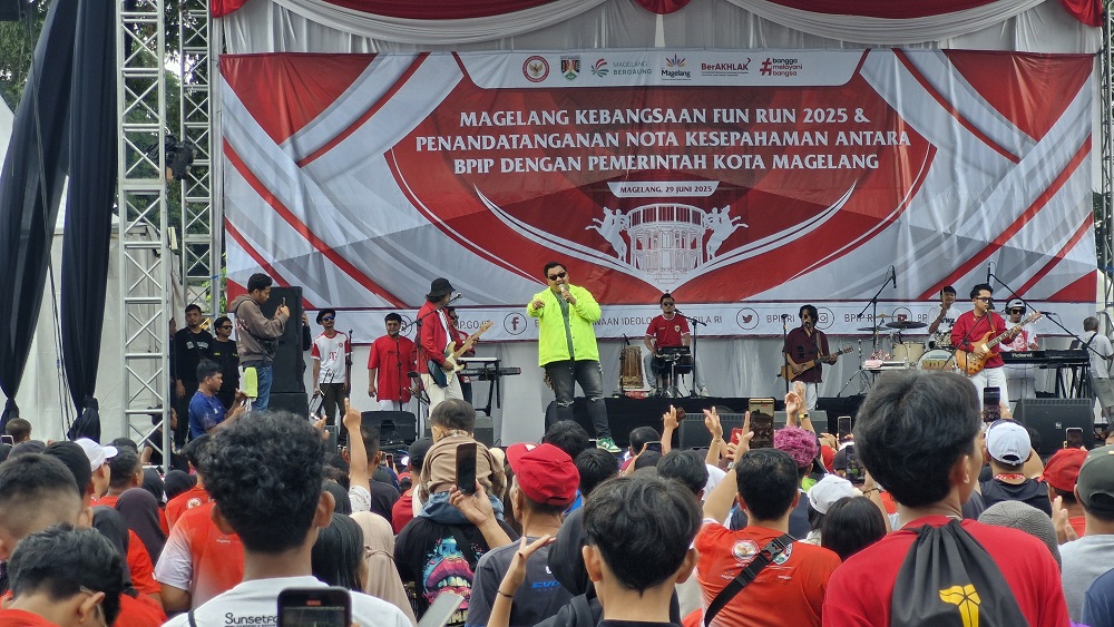 Ndarboy Genk berhasil menggebrak panggung Magelang Kebangsaan Fun Run (MKRF) di Alun-alun Kota Magelang, Minggu (29/6/2025).