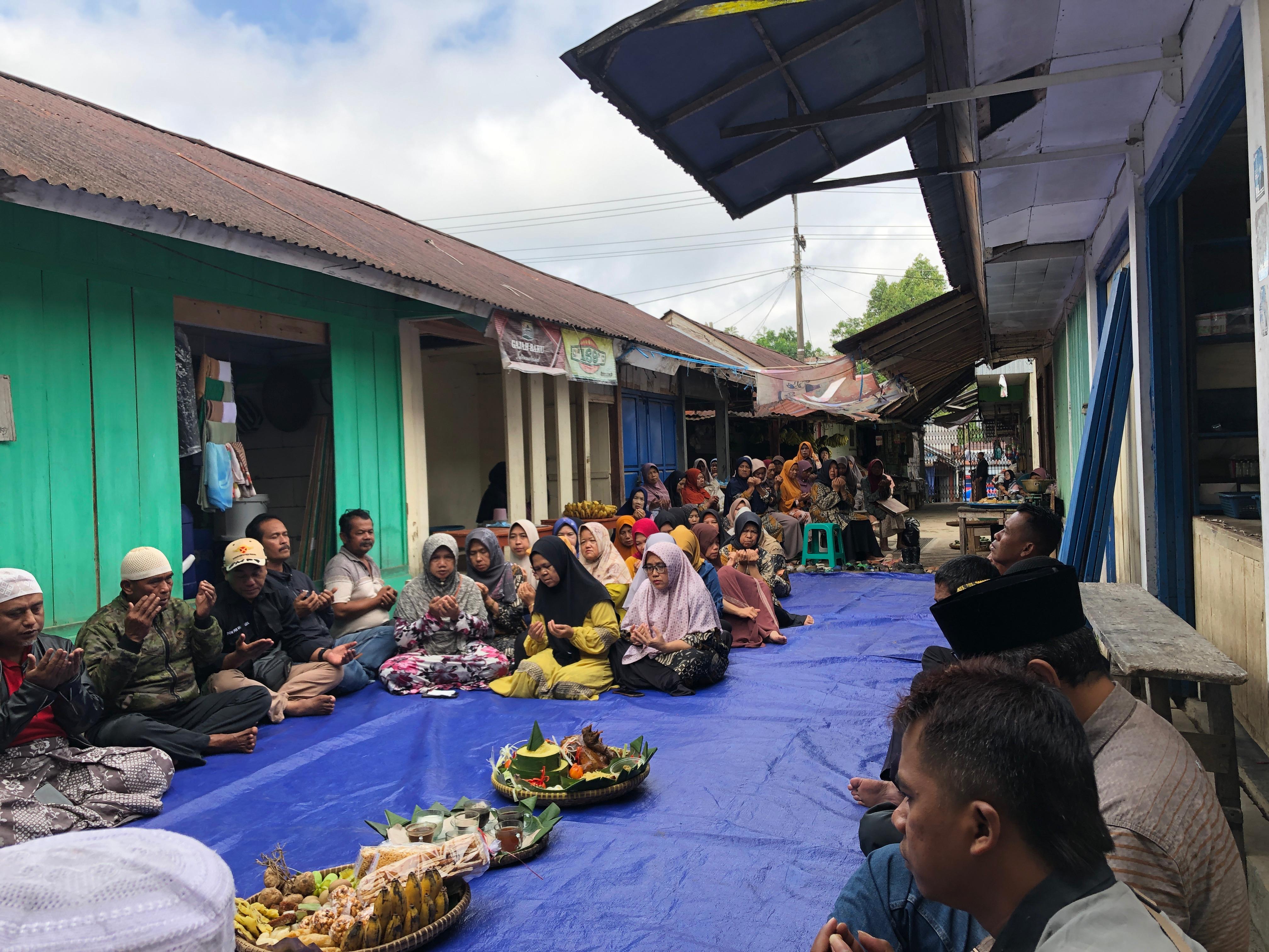 Acara tasyakuran warga Desa Gondang, Watumalang memiliki pasar unggas.