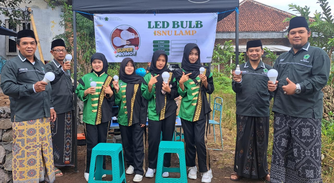 Ikatan Sarjana Nahdlatul Ulama Tegalrejo memperkenalkan lampu LED BULB ISNU Lamp dalam acara Pengajian Ahad Pahing MWCNU  Tegalrejo di Desa Klopo, Tegalrajo, Minggu (29/6/2025).