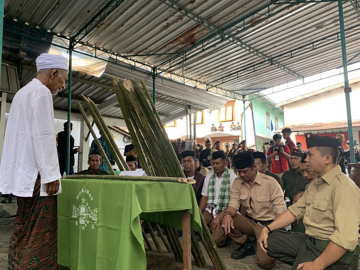 Para pejuang menyepuhkan bambu runcing sebagai senjata melawan penjajah .