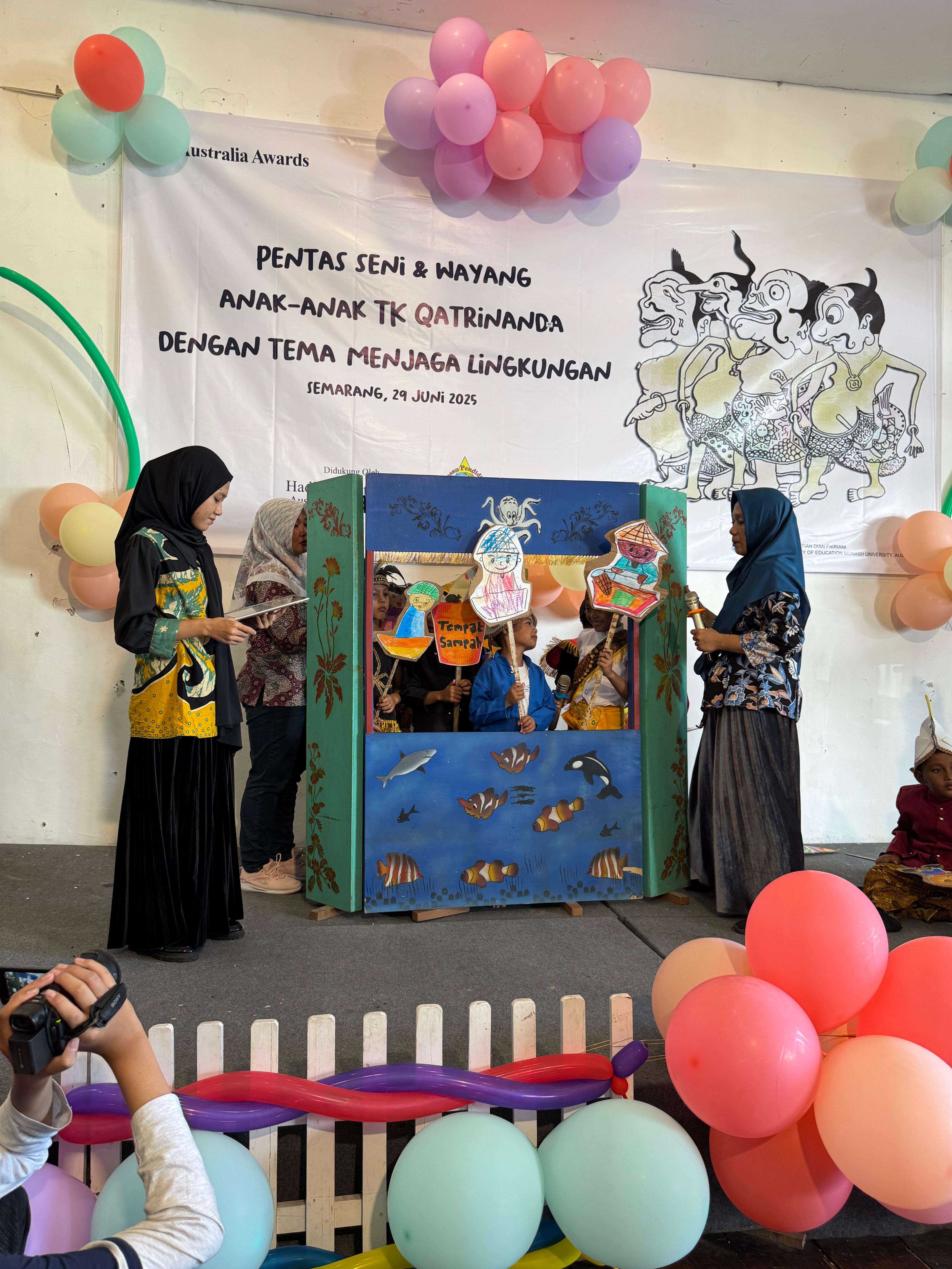 Pertunjukan wayang oleh anak-anak TK di Tambaklorok Semarang berjudul Menjaga Lingkunganku.