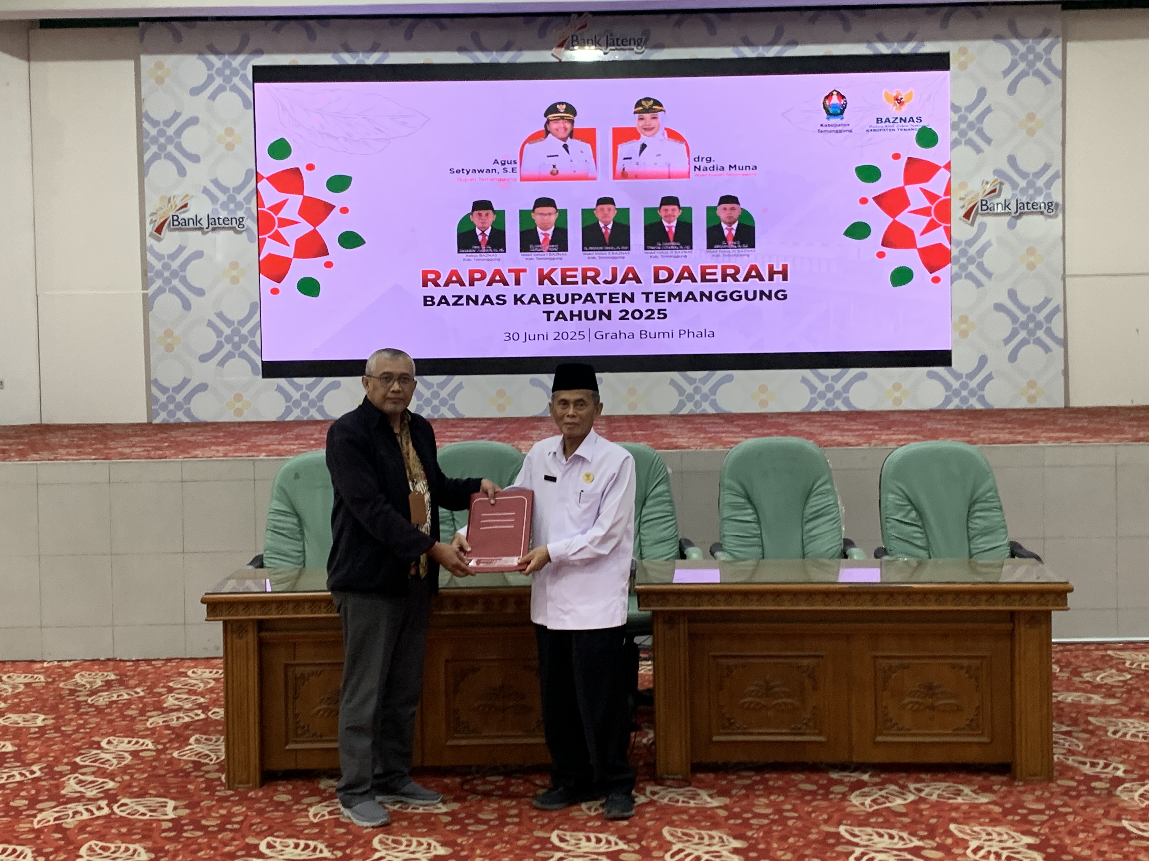 Ketua Baznas Temanggung Mansur Asnawi saat menerima predikat WTP pada Rakerda Baznas di Graha Bhumi Phala, Senin (30/6/2025).