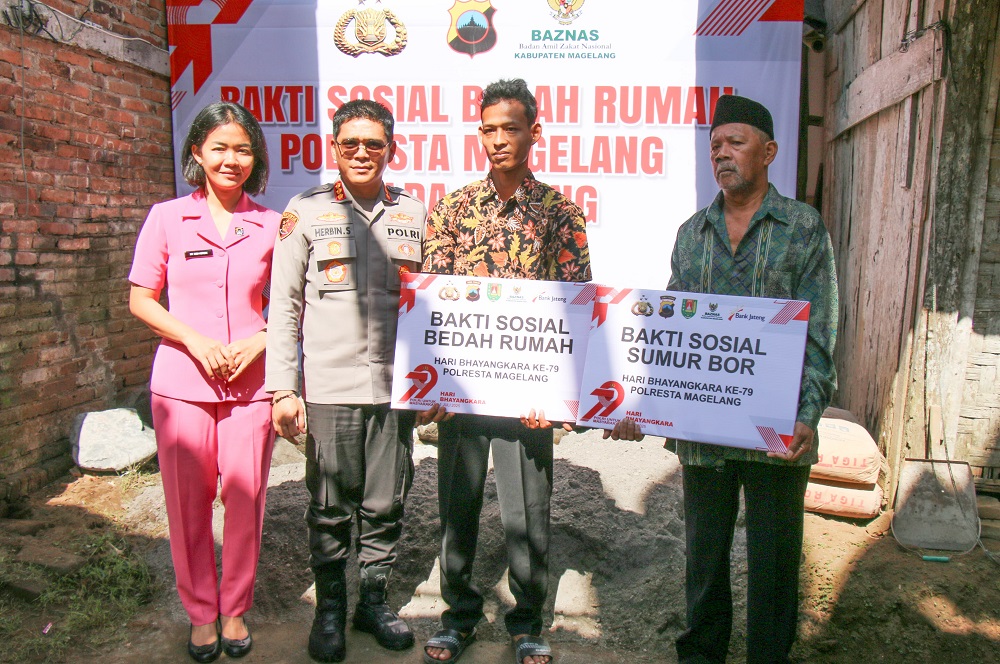 Kapolresta Magelang Kombes Pol Herbin Garbawiyata Jaya Sianipar bersama istri menyerahkan bantuan bedah rumah dan sumur bor di Desa Bondowoso Kecamatan Mertoyudan.