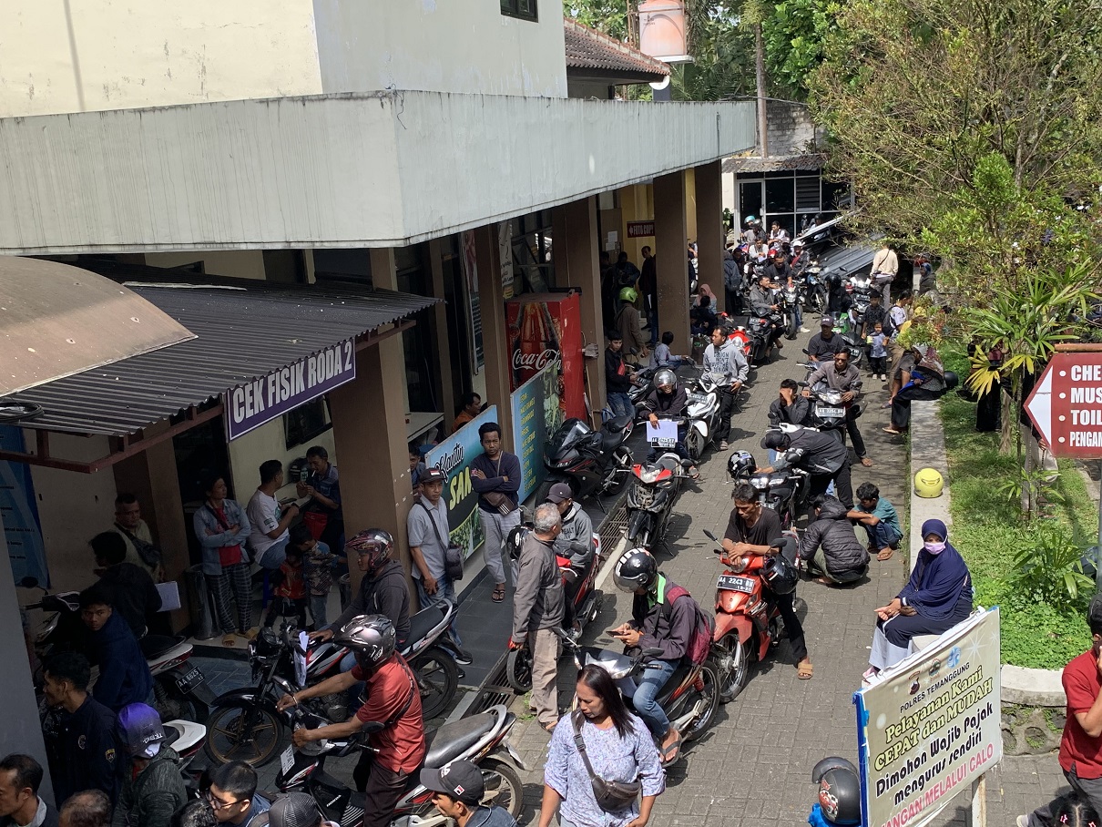 Warga tampak mengantre untuk mendapat pelayanan program pemutihan di kantor UPPD Samsat Temanggung, Senin (30/6/2025).