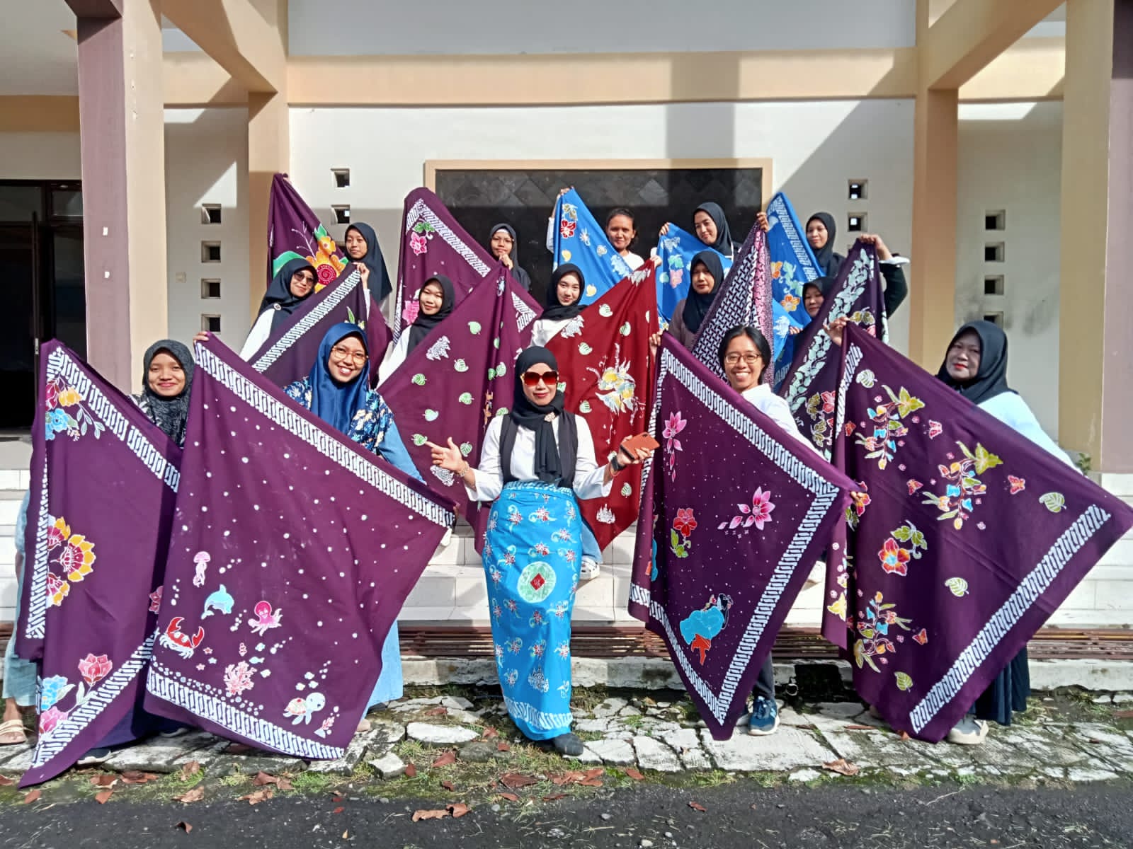 Siti Jamiatul Husna bersama kawan-kawannya sesama peserta pelatihan batik tulis di BLK Kabupaten Magelang menunjukkan karyanya.